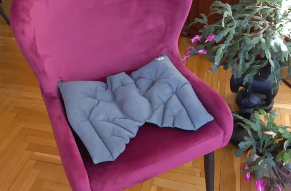 Poduszka ergonomiczna odciążająca nogi do samochodu lub na fotele FISH - obrazek 3