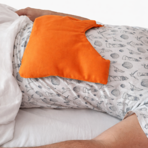 MANEKI FIRE mineralny aplikator aktywizujący ułożony na tułowiu w pozycji leżącej