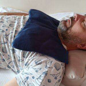 MANEKI – Grasica ułożony na klatce piersiowej w pozycji leżącej